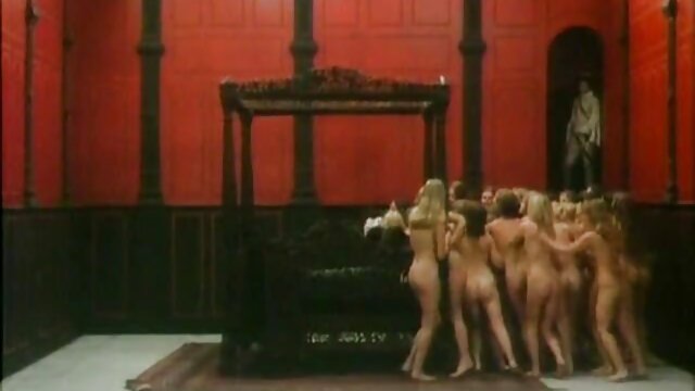 Hot Little film porno entier Blondie se masturbe sur un canapé